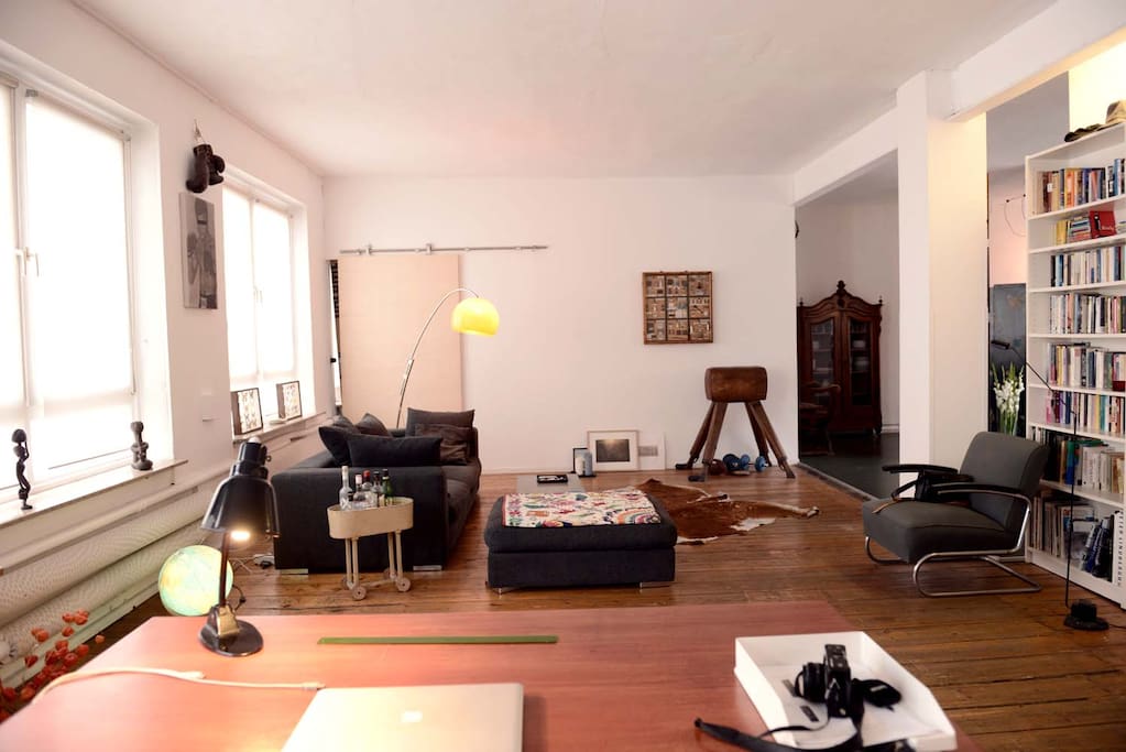 Blick vom Arbeitsbereich in den Wohnbereich