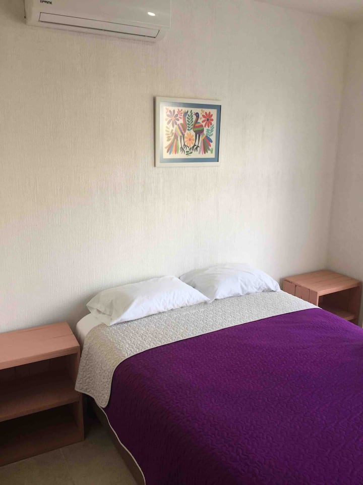 Hlavná spálňa s balkónom a vlastnou kúpeľňou, manželskou posteľou so šatníkom a zrkadlom s klimatizáciou.