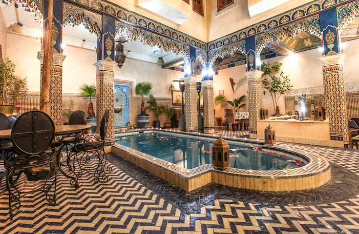 Medina Marrakech Red room 2 bed swimming pool