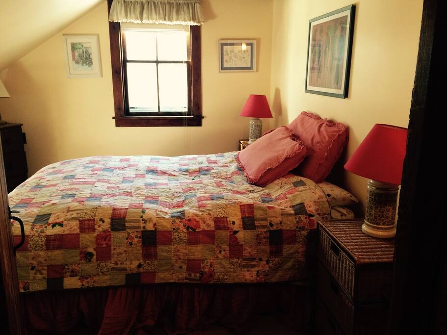 Upstairs bedroom w/ Queen