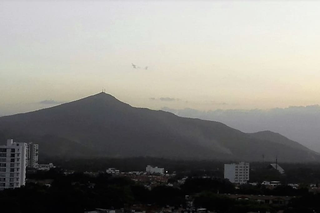 Vista del amanecer desde la ventana. Al fondo el cerro del Tasajero. montaña tutelar del Valle de Cúcuta