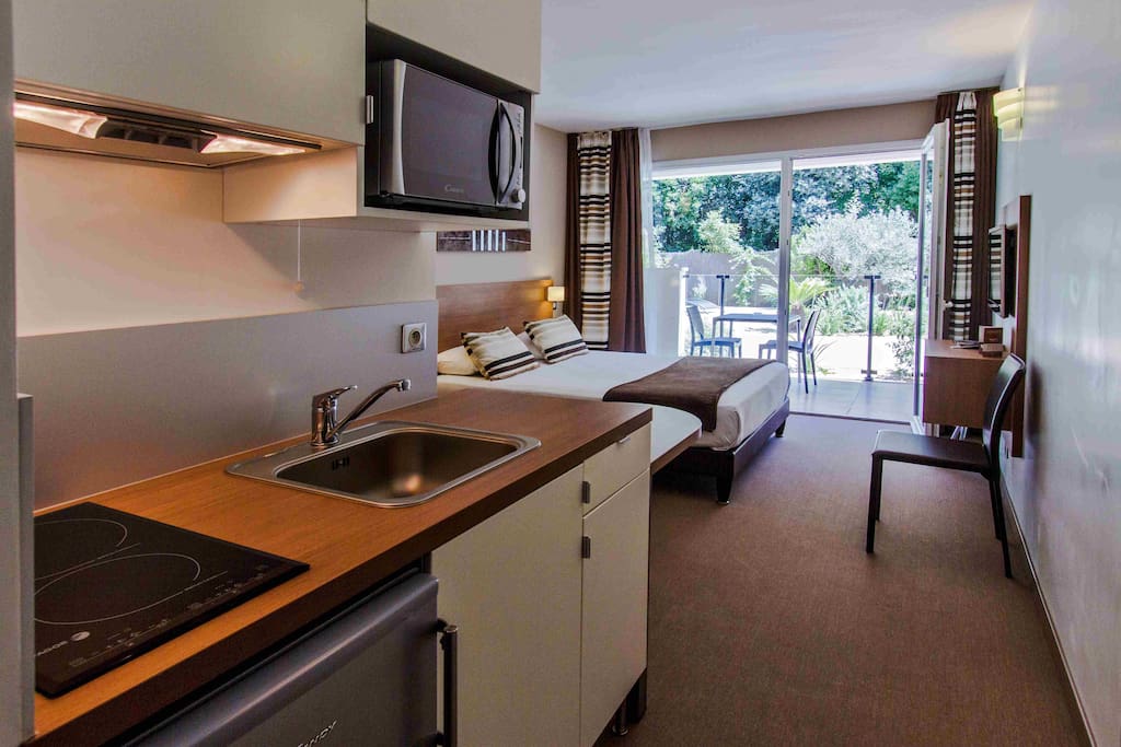 Studio supérieure avec cuisine entièrement équipée et terrasse