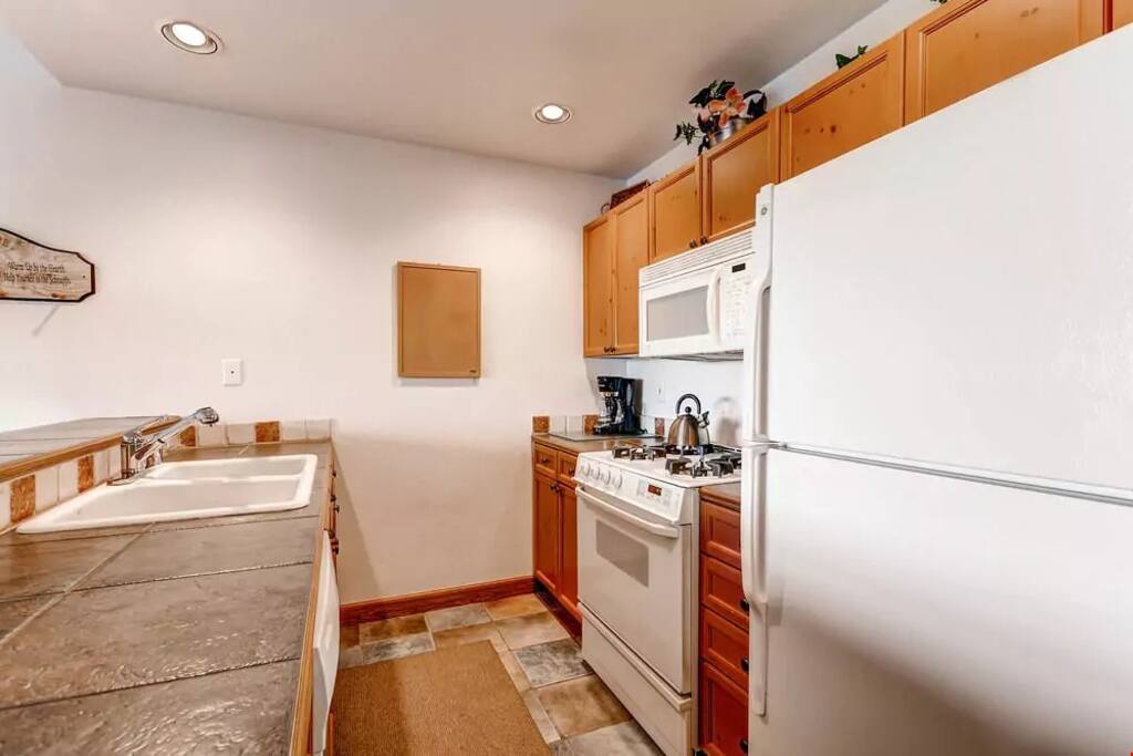 Prepare meals in the fully equipped kitchen and enjoy them together at the dining table.