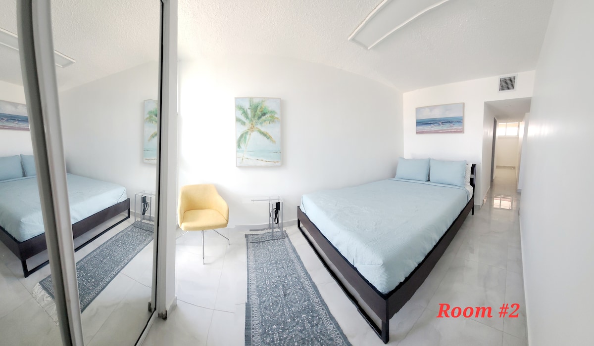 חדרמס '2: מיטת קווין סייז נוחה, עם כיסא ושרפרף קטן כדי ליהנות מהנוף.