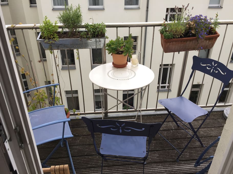 Kleiner, gemütlicher Balkon