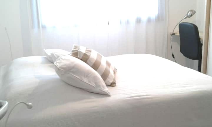 dormitorio 2 con una cama de matrimonio y un escritorio y  un armario