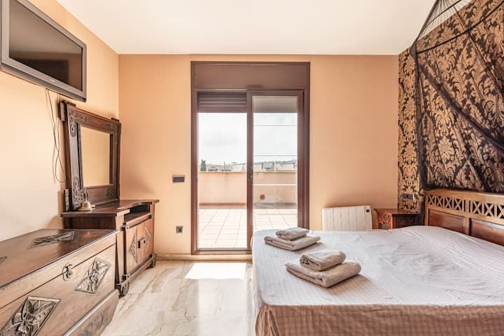 Habitación matrimonio principal con vista a la terraza superior