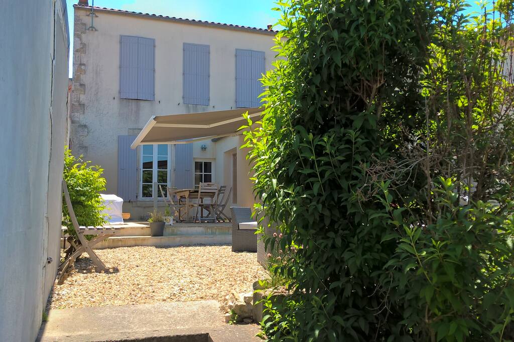 Jolie terrasse cosy à l abri de tous les regards