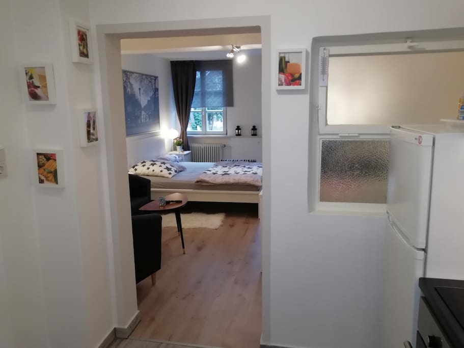 Blick von der Küche in den Wohnraum