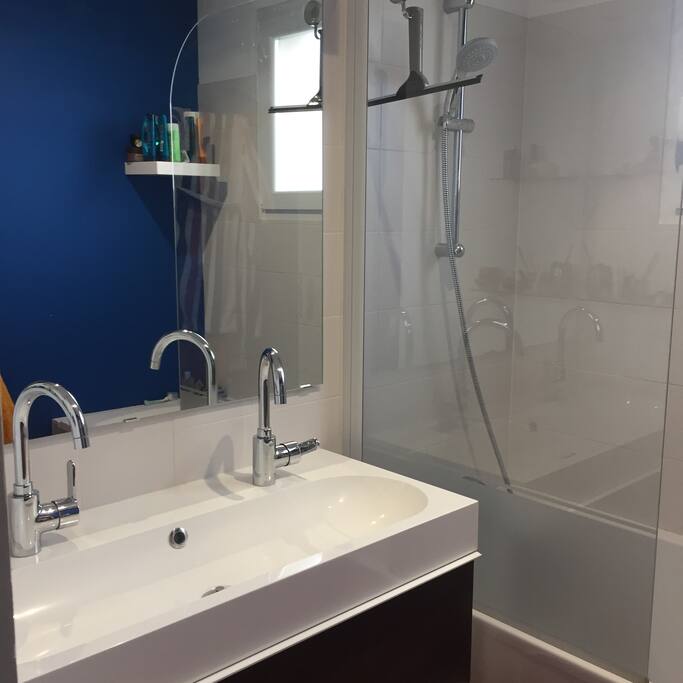 La salle de bain avec baignoire