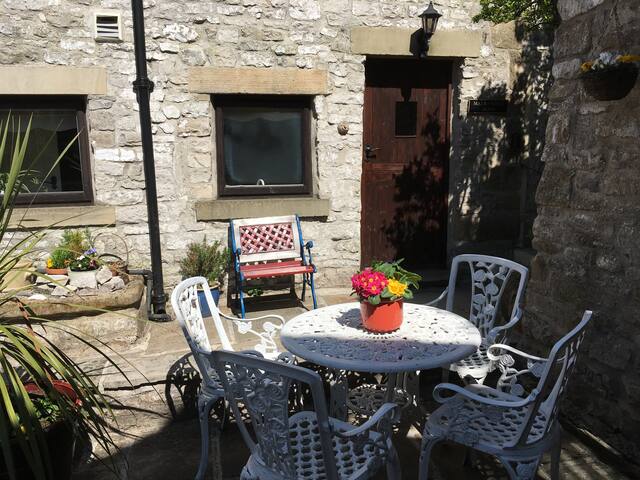 17th Century Spacious Limestone Character Cottage Cottages For