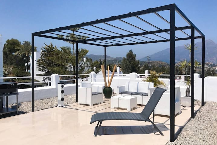 ROOFTOP BBQ MUSIC WIFI POOLS GOLF MARBELLA