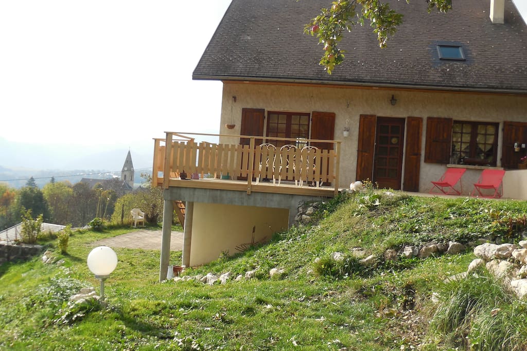 Vue du jardin avec le clocher du village au second plan