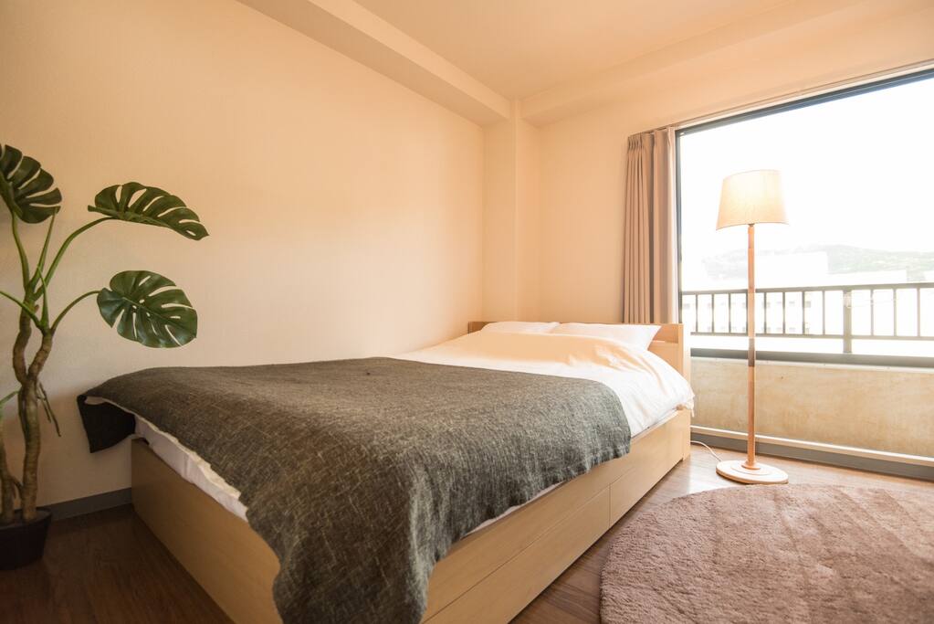 The room size is 15 square meters. There's a double bed (140×200cm) and a mattress in the closet.房间大小约15平方米,双人床尺寸为(140×200cm),衣橱内另外备有日式床垫。