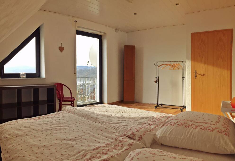 Zimmer "Victoria" mit gr0ßen Fenstern zum Süden und traumhaften Ausblick. Sehr komfortables Bett (1,80 x 2,00m).