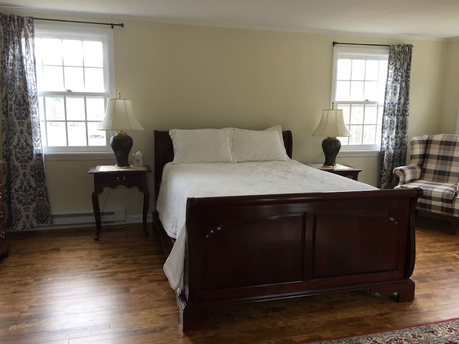 Master Bedroom #1- main floor, incl. views, large walk-in shower, walk-in closet, TV