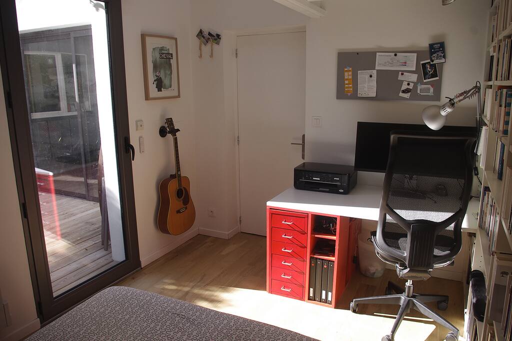 Votre chambre (coin bureau et accès terrasse)