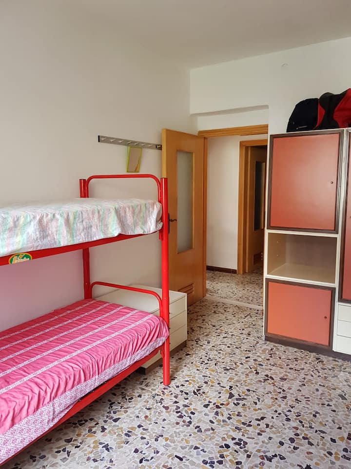 Chumba cha kulala cha 3 chenye vitanda 3 vya ghorofa, mita za mraba 23
kwa watoto