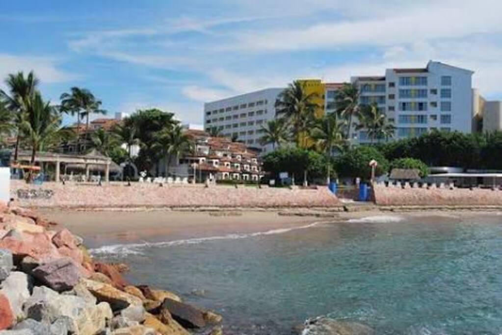 Beach access -Acceso a playa y mar