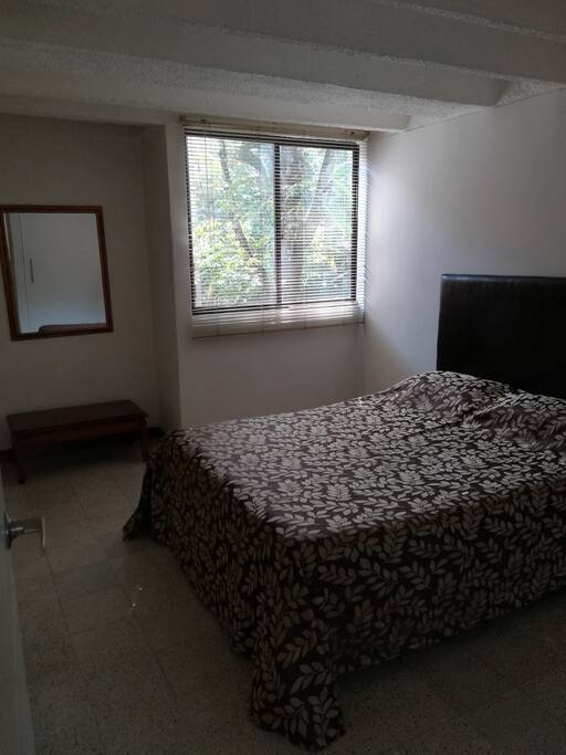 Amplio y acogedor cuarto con cama doble