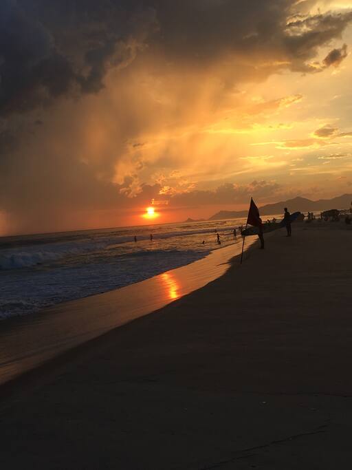 Por do Sol na praia em frente ao prédio