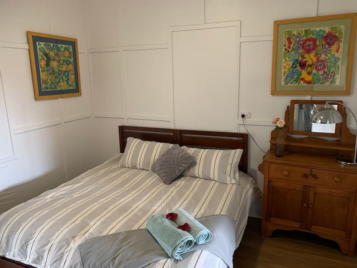 Dormitorio 1 hecho como una cama tamaño king