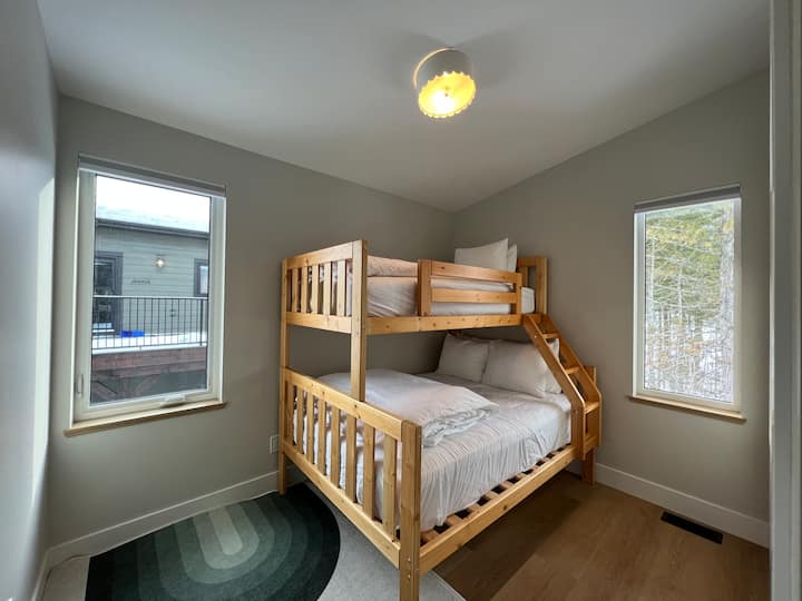 تحتوي غرفة النوم الثانية على سرير مزدوج. لراحتك، ترتدي جميع الأسرّة أغطية عالية الجودة في الفندق.