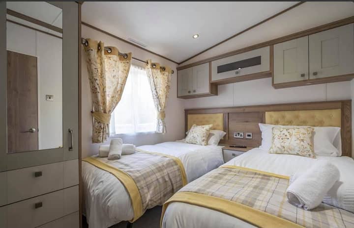 מיטות יחיד בגודל מלא או שאפשר ללחוץ יחד, חדר רחצה משלכם שמשרת גם את החלל הזה. הרבה חדרי ארונות וטלוויזיה חכמה בסיטו.