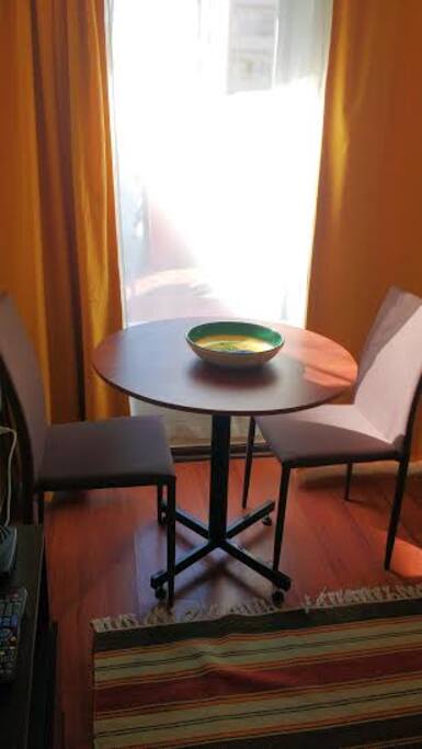 Asoleada área de comedor.