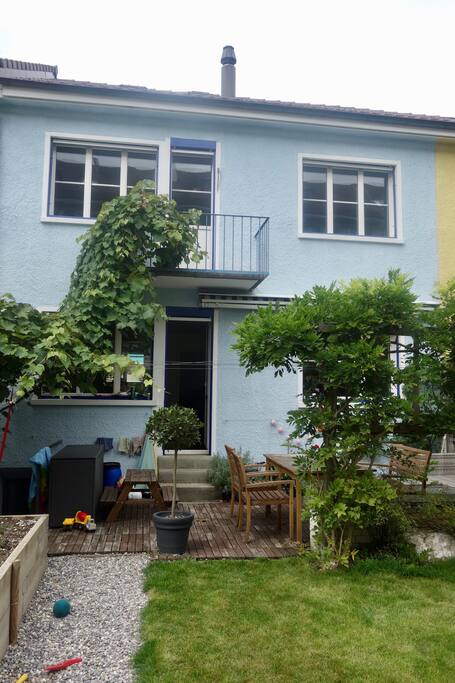 Sicht vom Garten auf das Haus