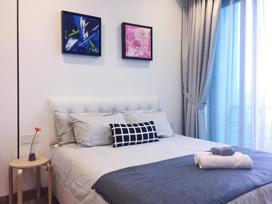Comfortable queen size bed with 4 pillows
