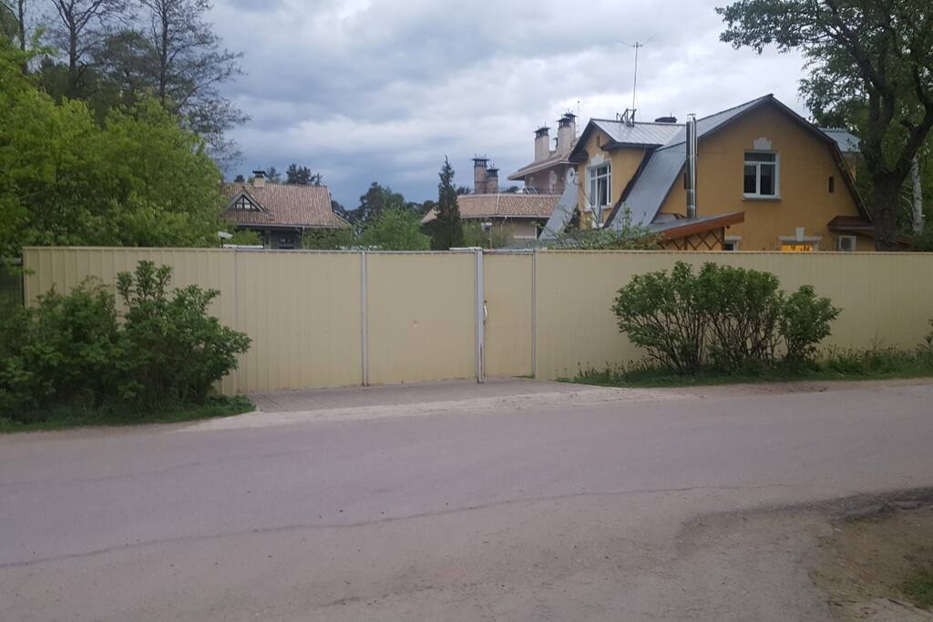Вид на дом и участок с улицы