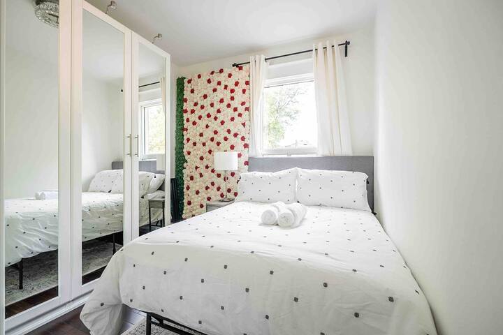 Dormitorio 3- cama matrimonial con un armario personalizado de pax para caber en toda la ropa de tu familia y mucho más.