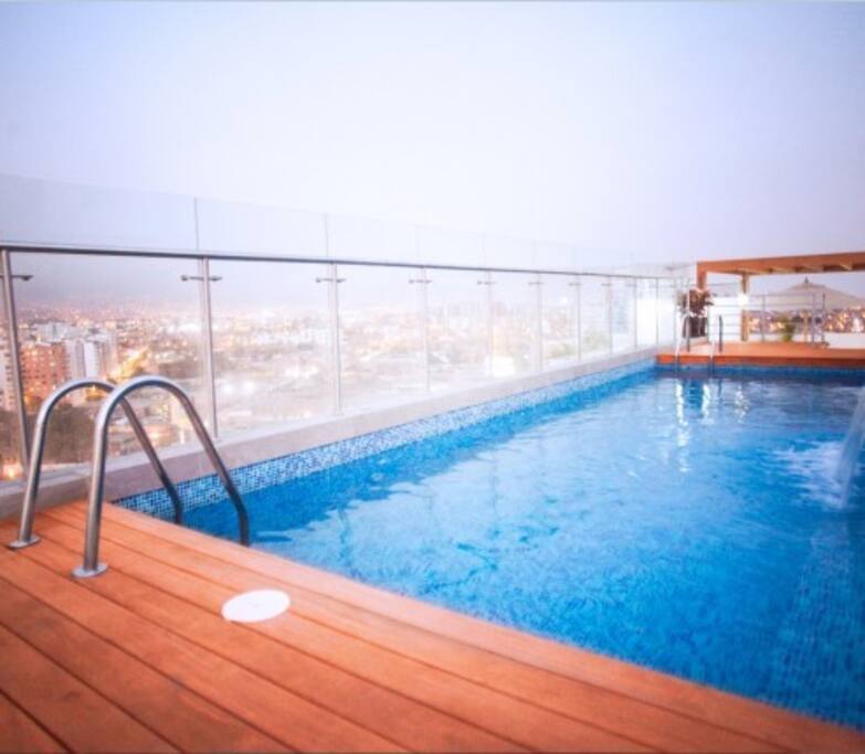 Piscina en piso 18, espectacular vista