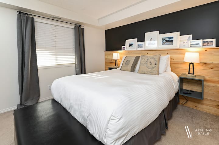 主卧配有一张标准双人床，始终配备高档酒店床上用品，让您睡个好觉。 主卧还配备了自己的电视，您只是不想下床。