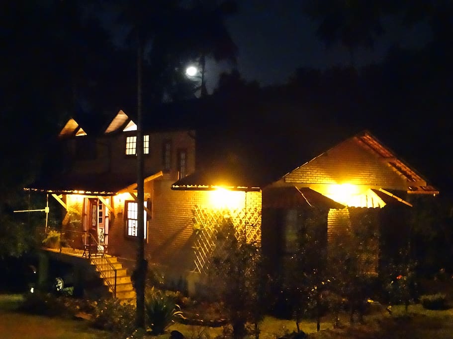 A casa à noite sob o luar