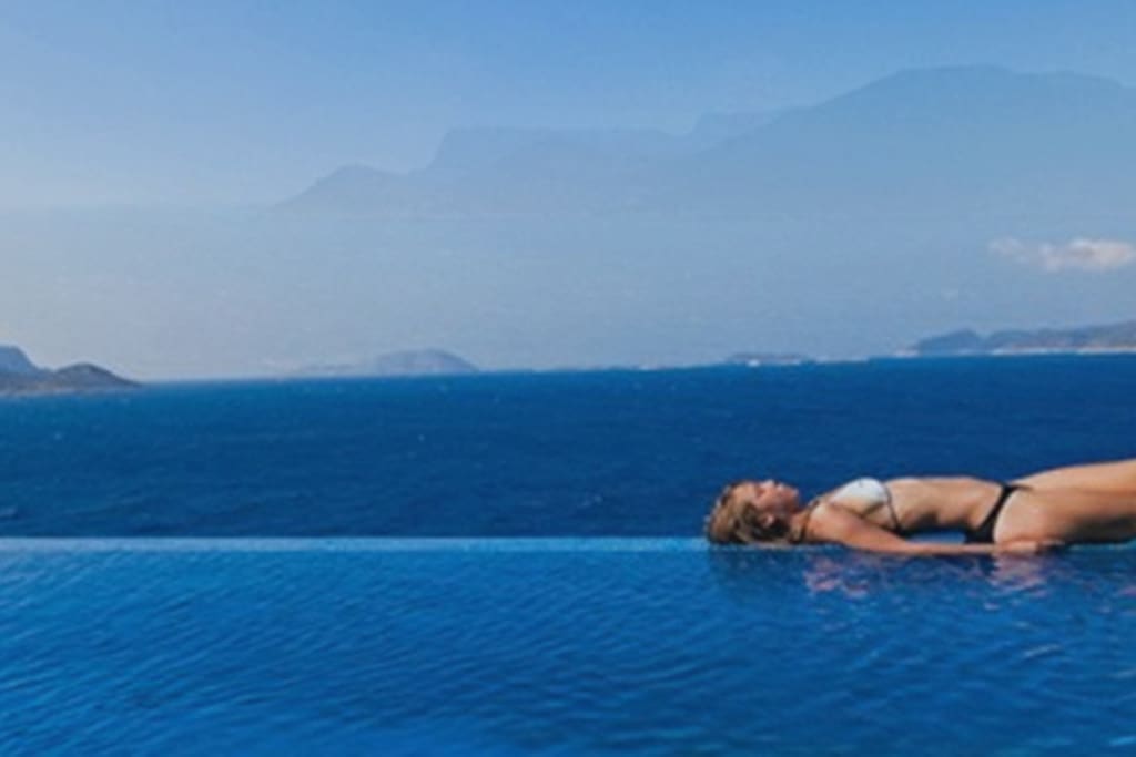Rim pool overlooking islands.