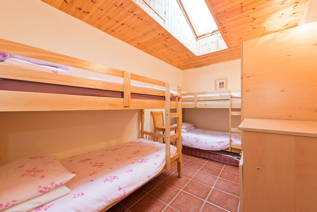 This room has 4 beds.
Its in a shared apartment
Its just ideal for a family of 4 or 4 friends, heading to the airport, or catching an early/late flight.