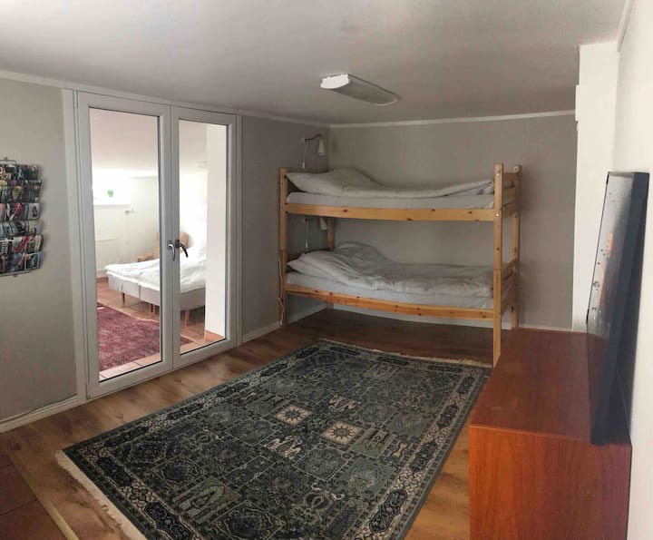 ห้องนอนพร้อมเตียงสองชั้นตู้ลิ้นชักและตู้เย็น