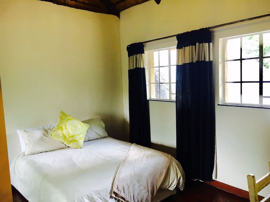 Second bedroom with queen size bed