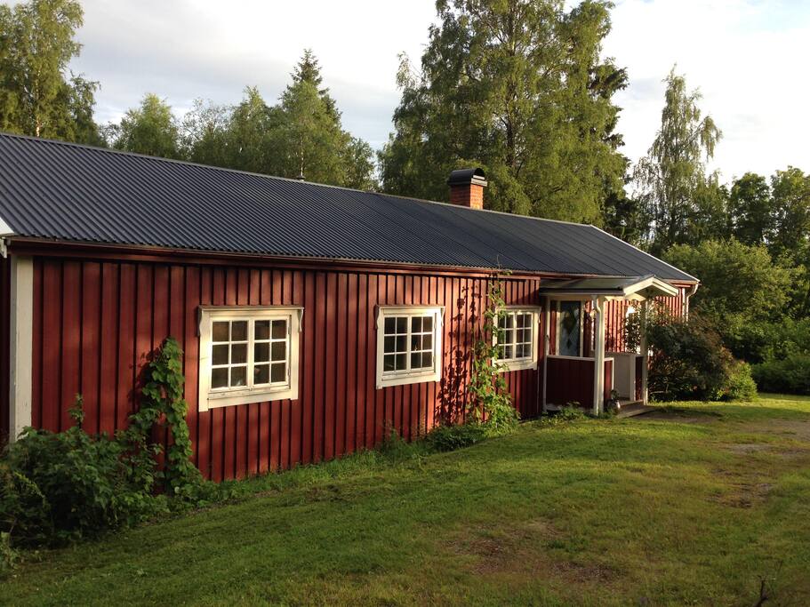 L'HAUTE CÔTE: Une maison typique suédois entouré par le forêt, au bord du lac et où la chemin se termine - une endroit ideale pour se détèndre et recharger.