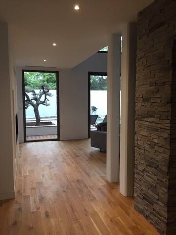 Maison contemporaine avec piscine gallery image 2