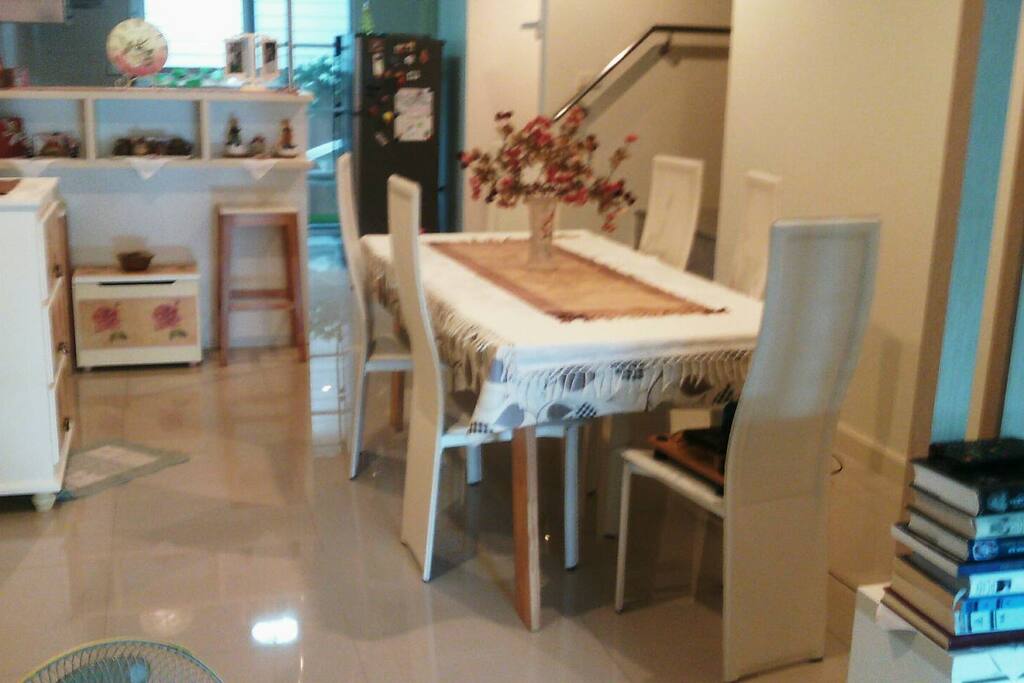 Dining area that can host up to 6 people