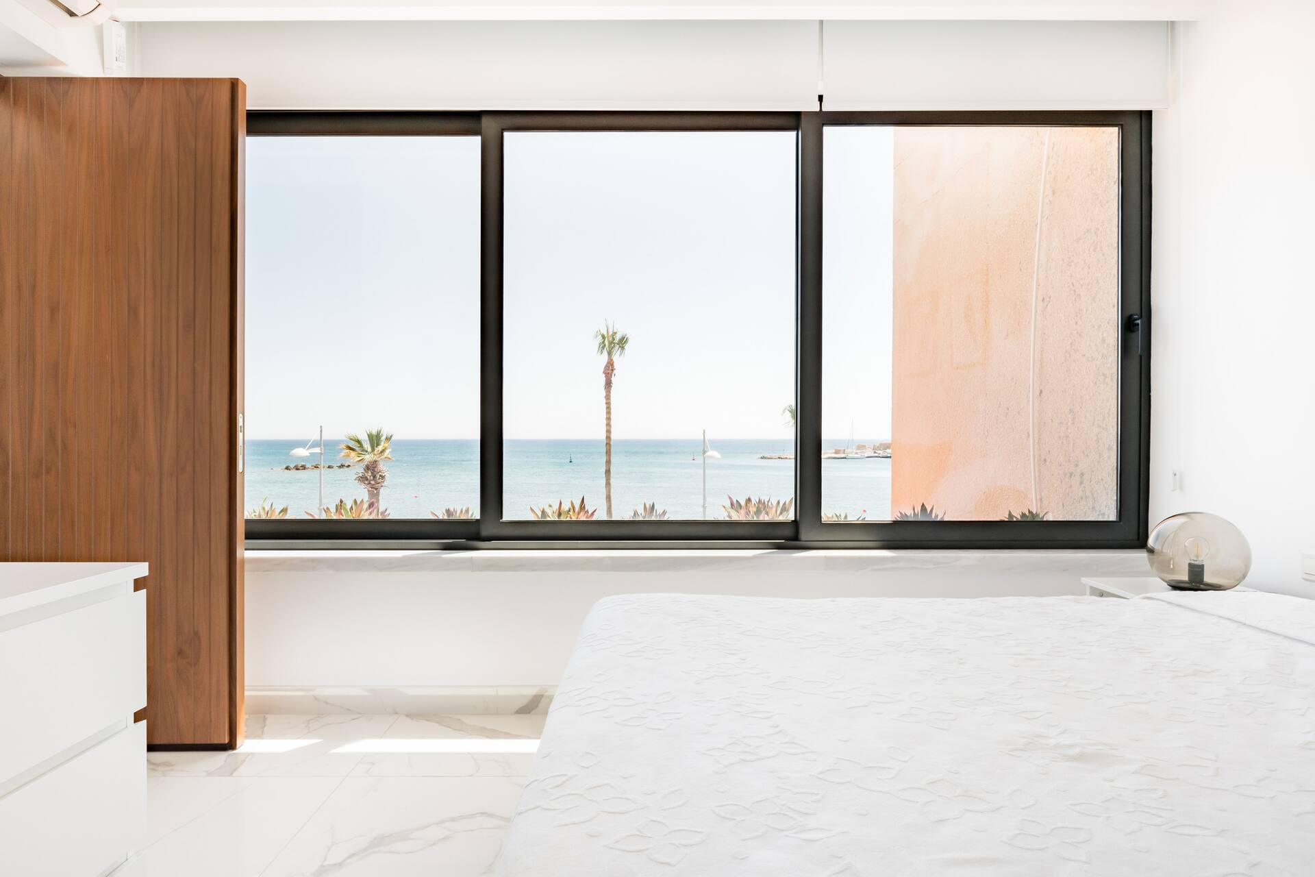 Phaedrus Living Seaview Luxury Flat Marina Court 213 — photo 2