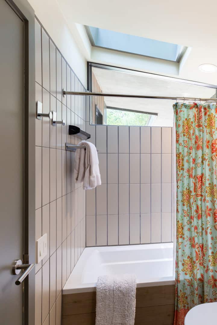 Tranquil Mid Century Modern Retreat, Neighbors Downtown