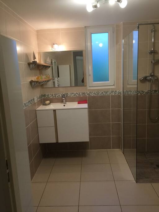 Salle de bain avec wc et douche italienne