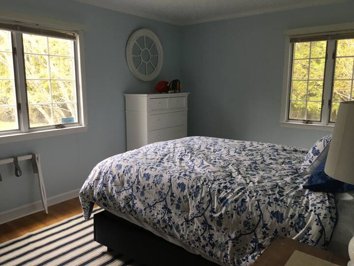 Სტუმრების წინა საძინებელი 152 × 203 სმ საწოლით