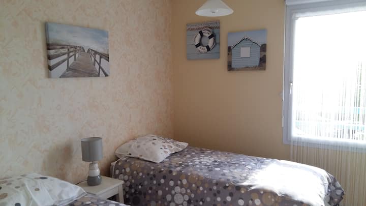 Spavaća soba 2 : 2 kreveta od
90