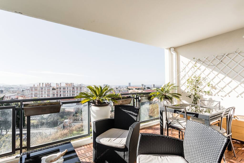 Avec une vue sur la mer et notre dame de la garde