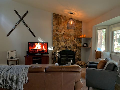 Cozy Getaway Steps from  Biking, Trails, and Zoo